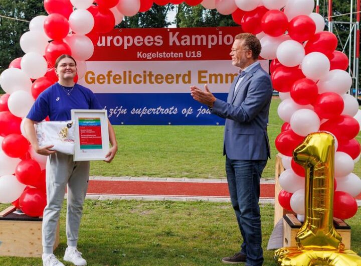 Atlete Emma Le Blansch en wethouder Boutkan tijdens de gemeentelijke huldiging in Hoorn.