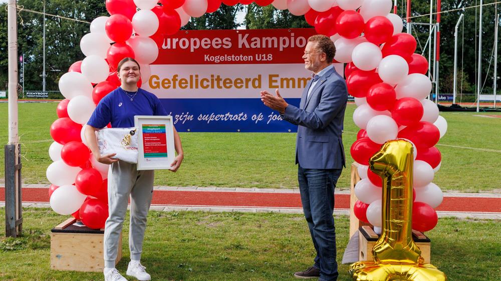 Atlete Emma Le Blansch en wethouder Boutkan tijdens de gemeentelijke huldiging in Hoorn.
