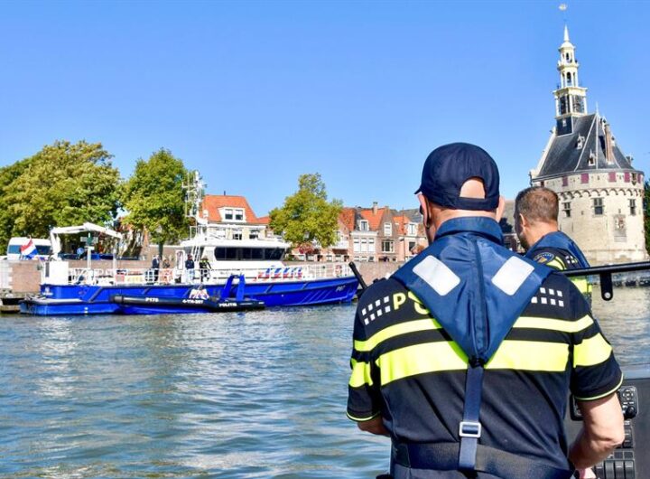 Politieagent op een patrouilleboot tijdens een controle in de haven van Hoorn.