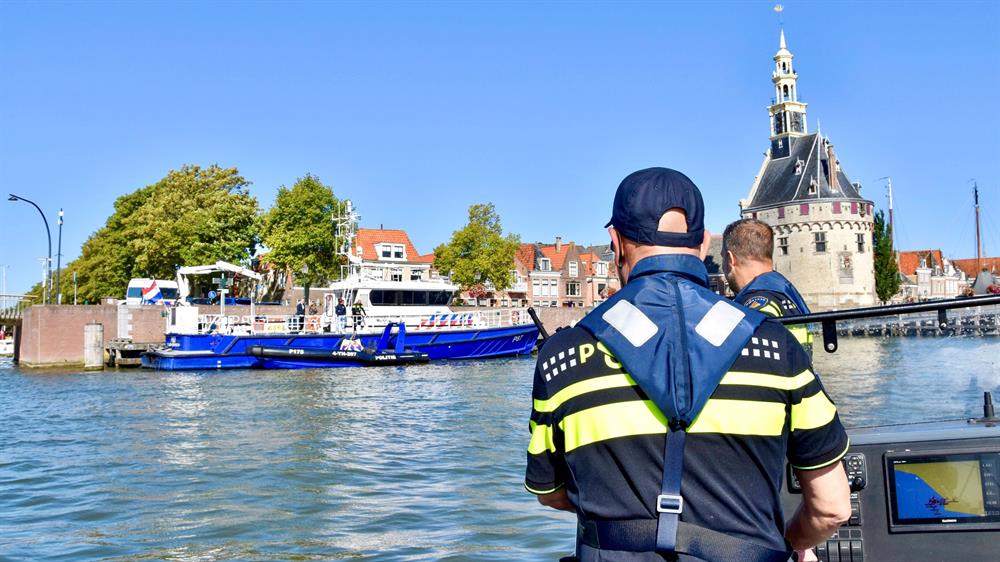 Politieagent op een patrouilleboot tijdens een controle in de haven van Hoorn.