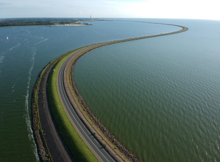 Vrachtverkeer op de Houtribdijk tussen Enkhuizen en Lelystad.
