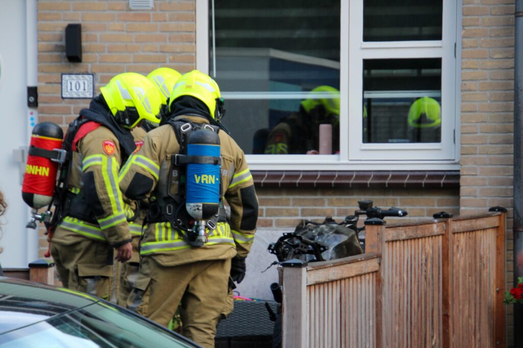 Uitgebrande motor in een voortuin aan de Marskramer in Hoorn na een brand op zondagavond.