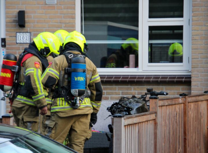 Uitgebrande motor in een voortuin aan de Marskramer in Hoorn na een brand op zondagavond.