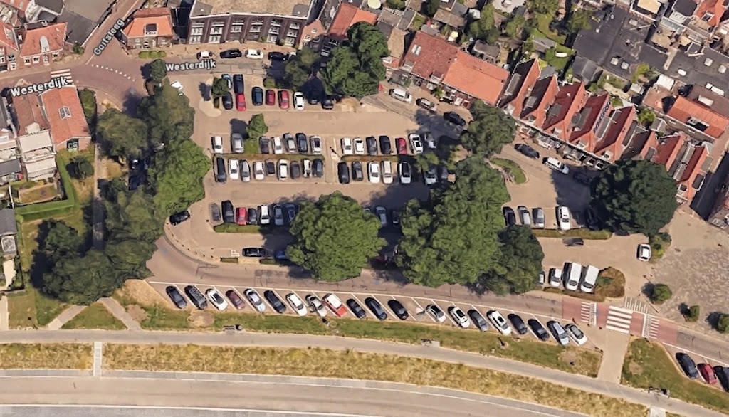 Parkeerterrein aan de Westerdijk in Hoorn wordt opnieuw ingericht volgens nieuwe verkeersnormen.