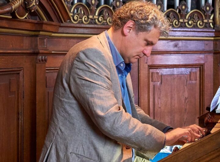 Stadsorganist bespeelt het Maarschalkerweerd-orgel in de Koepelkerk in Hoorn.