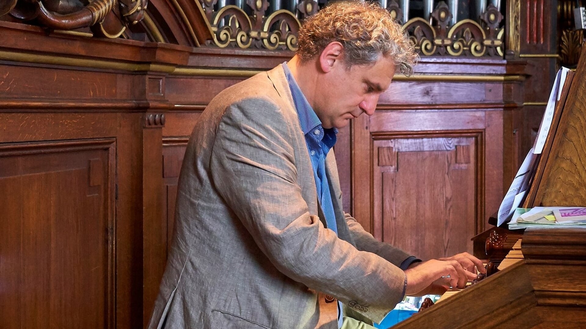 Stadsorganist bespeelt het Maarschalkerweerd-orgel in de Koepelkerk in Hoorn.