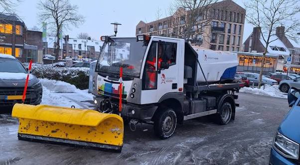 Strooivoertuig van de gemeente Hoorn op een besneeuwde weg.