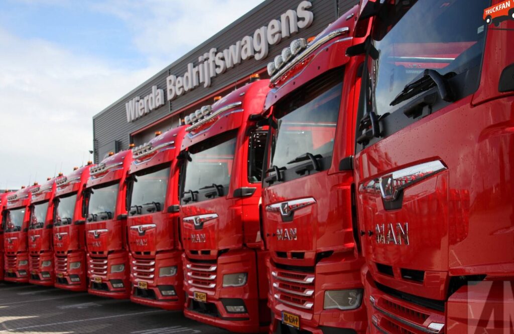 Twintig nieuwe MAN TGX trekkers in de rode kleuren van SVZ Transport.