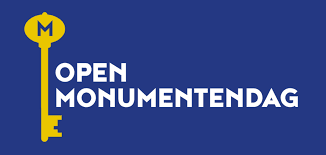 Bezoekers bekijken de Oosterkerk en de uitgebreide boekenmarkt tijdens Open Monumentendag.