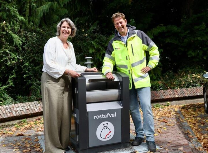 Wethouder Diana Dekker en directeur Inzameling HVC Gertjan de Waard bij een van de nieuwe ondergrondse containers.