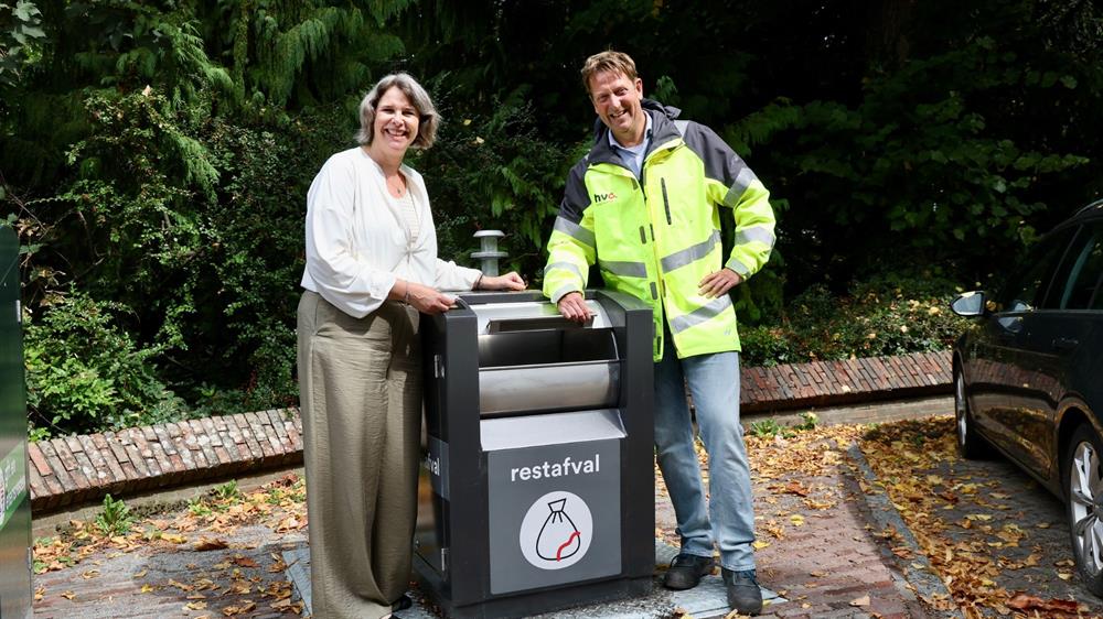 Wethouder Diana Dekker en directeur Inzameling HVC Gertjan de Waard bij een van de nieuwe ondergrondse containers.