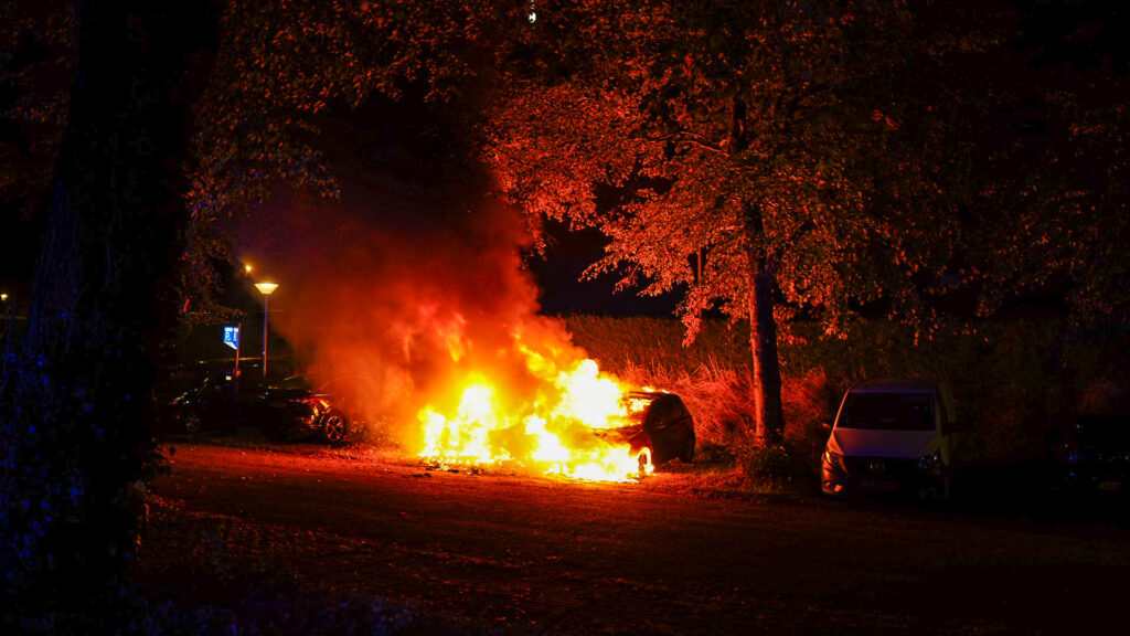 Uitgebrande personenauto's op een parkeerplaats aan de Lambert Meliszweg in Hoorn