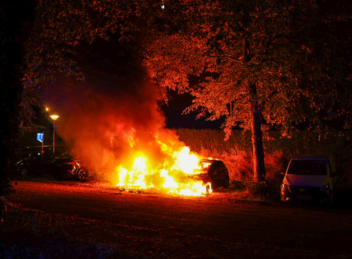 Uitgebrande personenauto's op een parkeerplaats aan de Lambert Meliszweg in Hoorn