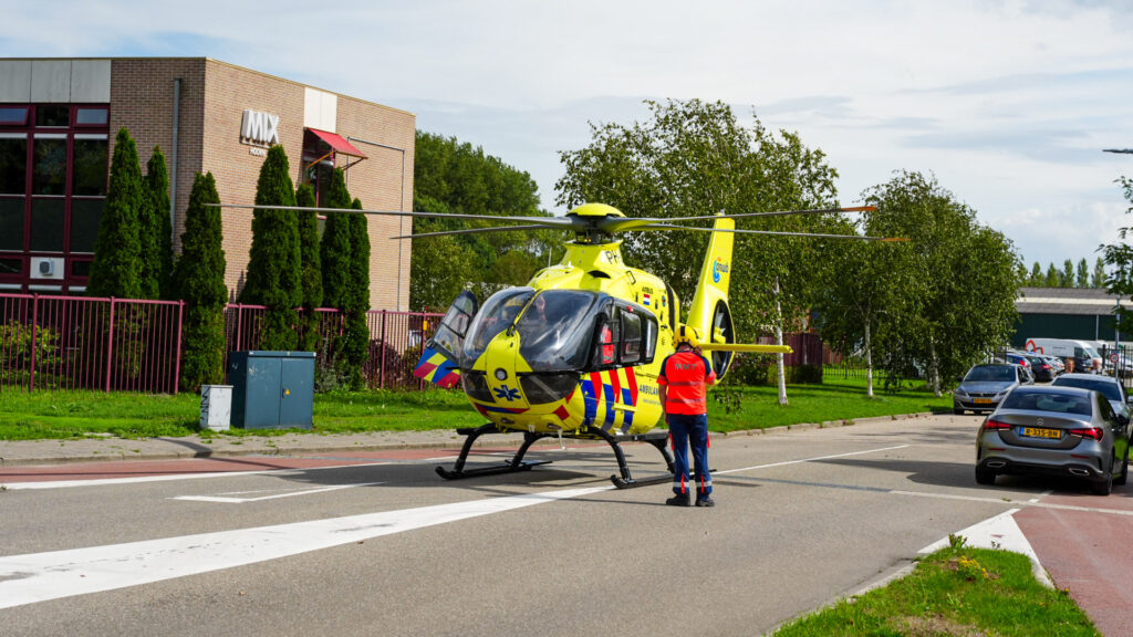 Een traumahelikopter en hulpdiensten bij een ernstig verkeersongeval in Hoorn.