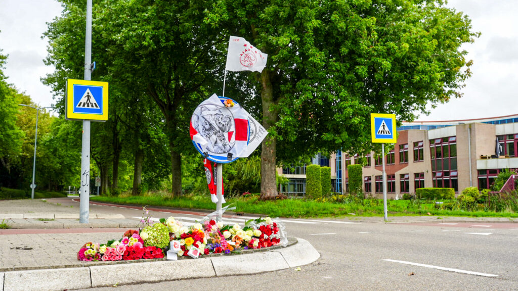 Bloemenzee en Ajax-sjaal bij de oversteekplaats aan de Rijweg in Hoorn