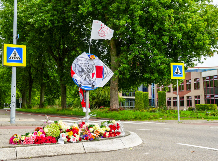 Bloemenzee en Ajax-sjaal bij de oversteekplaats aan de Rijweg in Hoorn