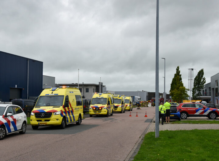 Hulpdiensten en traumahelikopters ter plaatse bij een bedrijfspand in Zwaag.