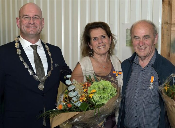 Burgemeester Jan Nieuwenburg reikt lintjes uit aan twee vrijwilligers van Voedselbank West-Friesland