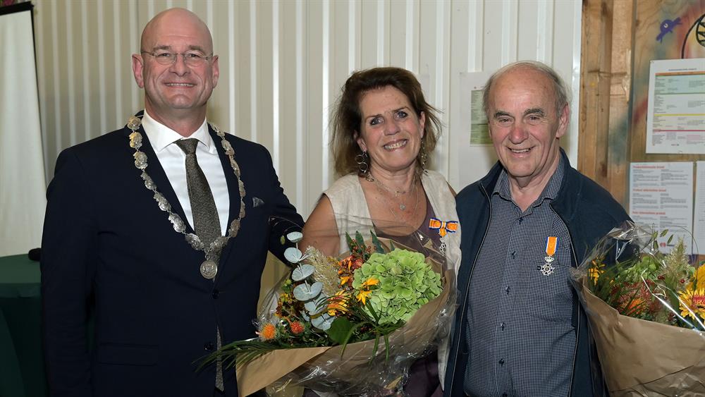 Burgemeester Jan Nieuwenburg reikt lintjes uit aan twee vrijwilligers van Voedselbank West-Friesland