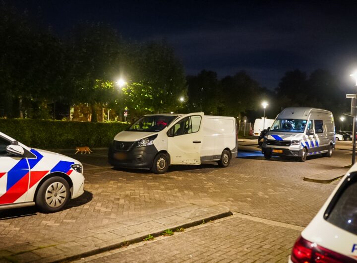 Politie onderzoekt een bestelbus in Hoorn waarin een zelfgemaakt explosief werd aangetroffen.