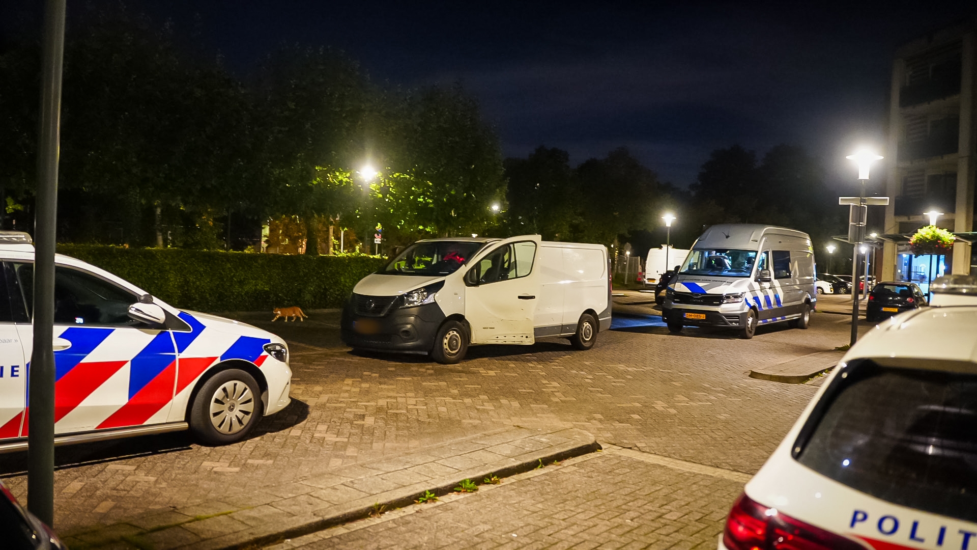 Politie onderzoekt een bestelbus in Hoorn waarin een zelfgemaakt explosief werd aangetroffen.