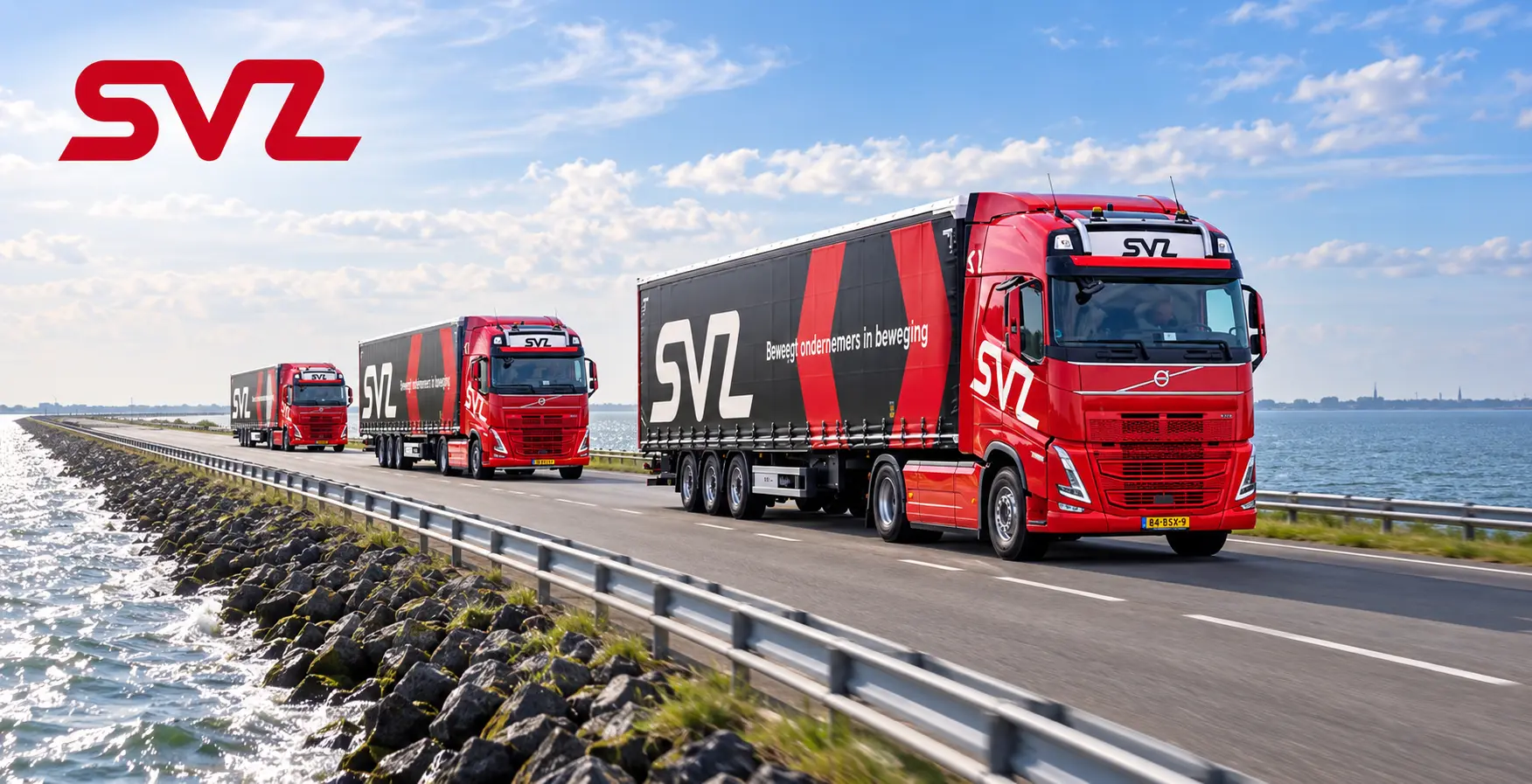Vrachtwagens op de Houtribdijk tussen Enkhuizen en Lelystad, die vanaf 21 oktober gesloten wordt voor zwaar vrachtverkeer.