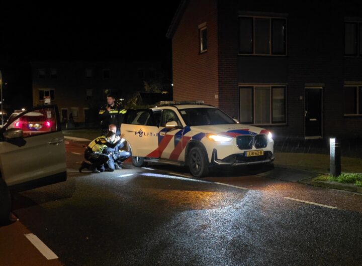 Politie houdt automobiliste aan na aanrijding met geparkeerde auto aan De Weel in Hoorn.