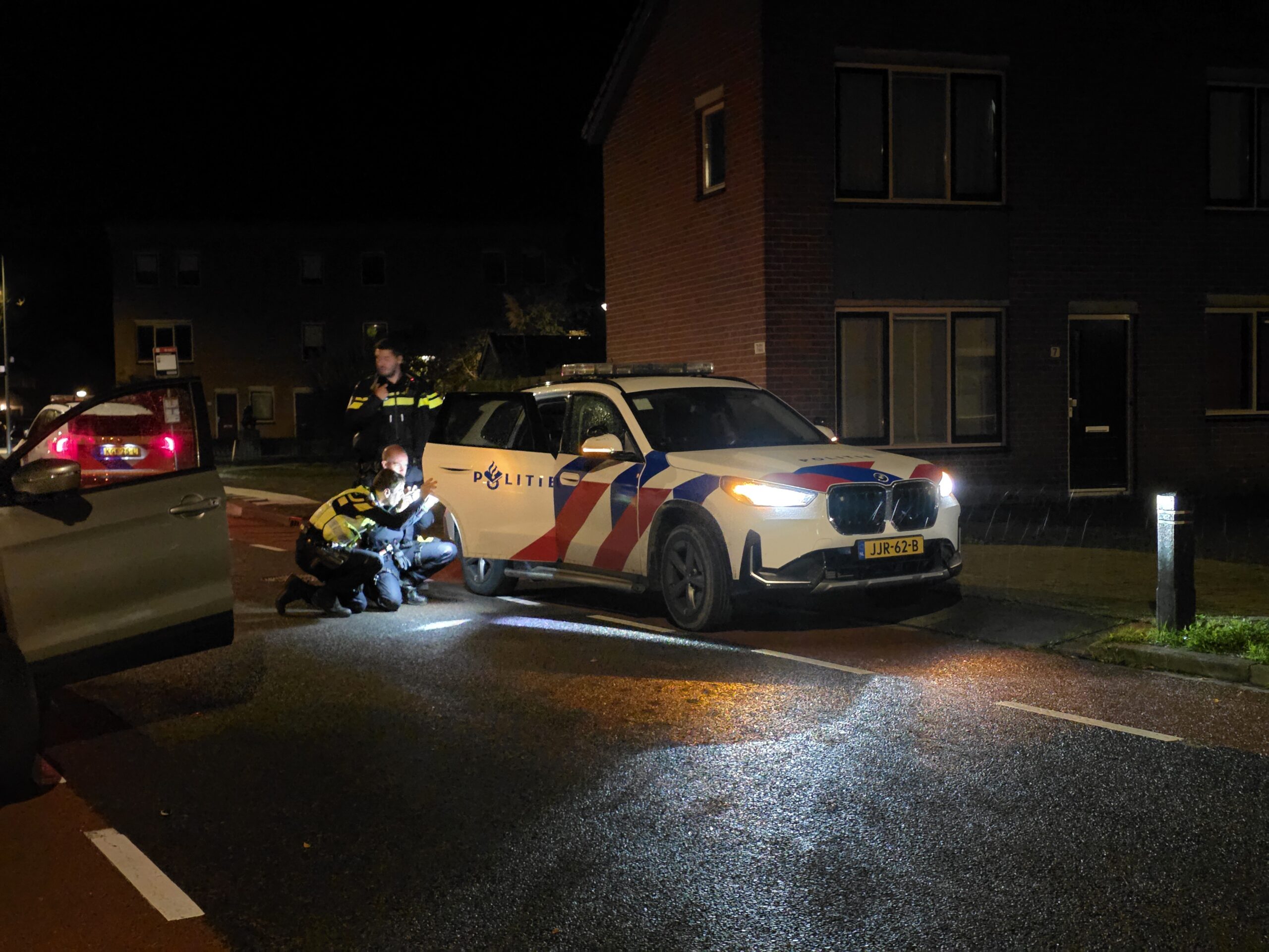Politie houdt automobiliste aan na aanrijding met geparkeerde auto aan De Weel in Hoorn.