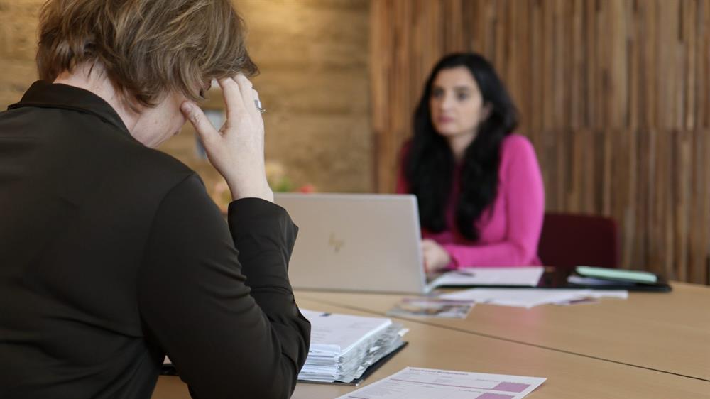 Medewerkers van 1.Hoorn gaan tijdens de week van Wereldarmoededag de stad in om inwoners te informeren over gratis hulp bij geldzorgen.