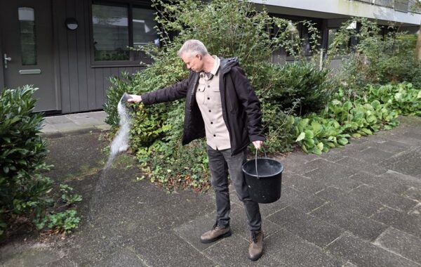 Gemeente Hoorn plaatst 20 zoutbakken in wijken en zoekt beheerders