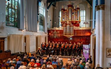 Eenhoornzegel voor jubilerend Meezingkoor Om te Hoorn