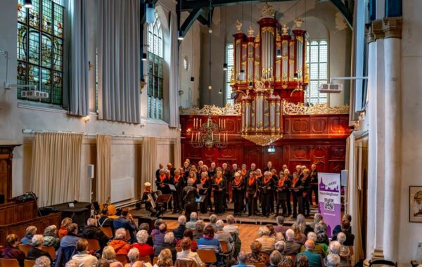 Eenhoornzegel voor jubilerend Meezingkoor Om te Hoorn