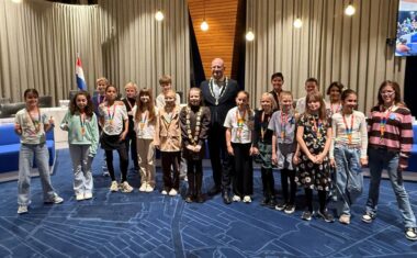 Jill Hooiveld is tijdens een feestelijke ceremonie in het stadhuis van Hoorn geïnstalleerd als nieuwe kinderburgemeester.