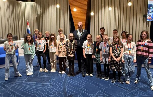 Jill Hooiveld is tijdens een feestelijke ceremonie in het stadhuis van Hoorn geïnstalleerd als nieuwe kinderburgemeester.