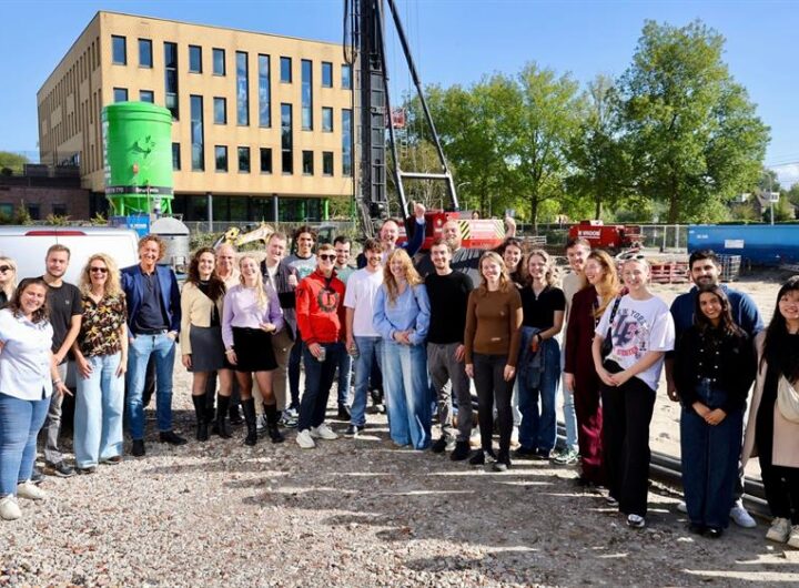 Toekomstige bewoners, projectmedewerkers, Thunnissen-directeur Bart Maas (midden achter, links) en wethouder Niek Heijne (midden achter, rechts) vieren de start van de bouw van Pakhuis Dampten.