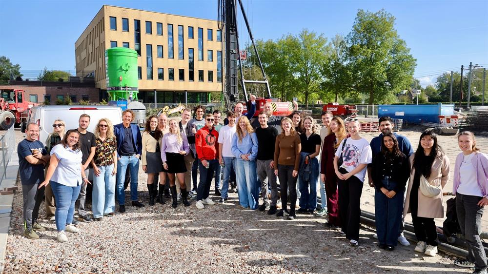 Toekomstige bewoners, projectmedewerkers, Thunnissen-directeur Bart Maas (midden achter, links) en wethouder Niek Heijne (midden achter, rechts) vieren de start van de bouw van Pakhuis Dampten.
