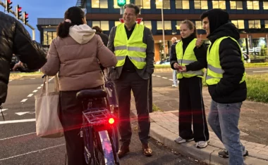 Wethouder René Assendelft vraagt samen met kinderburgemeester Jill Hooiveld en kinderlocoburgemeester Ömer Turan aandacht voor goede fietsverlichting in Hoorn.