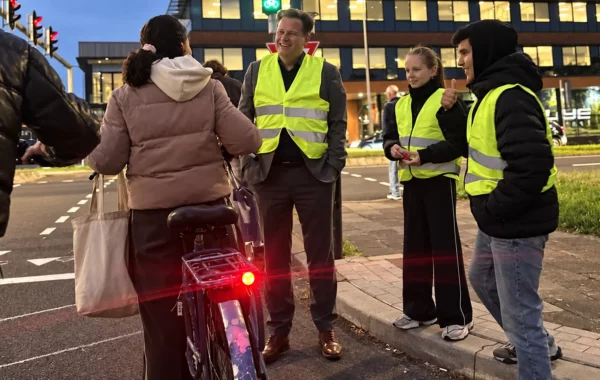 Wethouder René Assendelft vraagt samen met kinderburgemeester Jill Hooiveld en kinderlocoburgemeester Ömer Turan aandacht voor goede fietsverlichting in Hoorn.