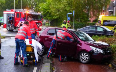 Hulpdiensten bij een aanrijding tussen twee personenauto's op de kruising van De Weel en de Orionstraat in Hoorn.