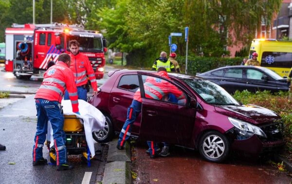 Hulpdiensten bij een aanrijding tussen twee personenauto's op de kruising van De Weel en de Orionstraat in Hoorn.