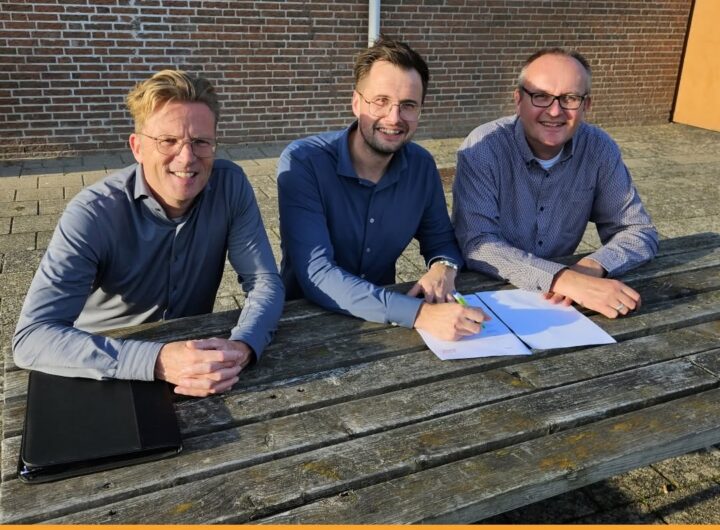 oetbalvereniging SV Always Forward in Hoorn heeft de opdracht voor de renovatie van de kleedkamers officieel ondertekend.