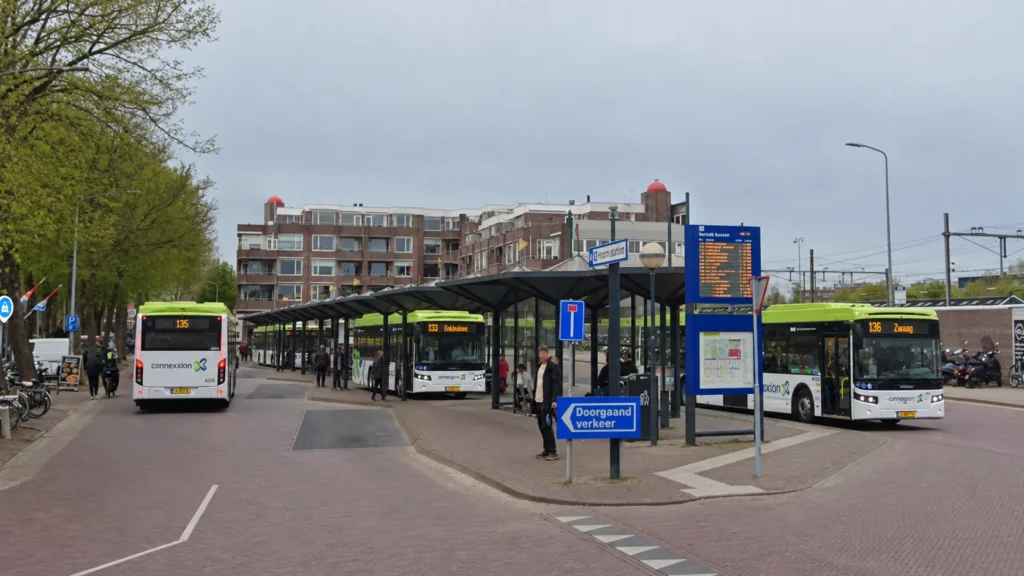 Connexxion past vanaf december 2026 verschillende busverbindingen van en naar Hoorn aan.