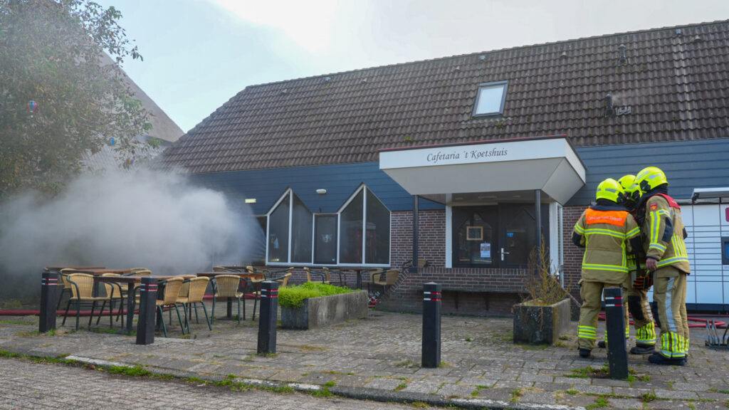 Brandweer bestrijdt brand in een cafetaria aan de Oosterblokker in Oosterblokker, waar zwarte rook uit het afzuigkanaal komt.