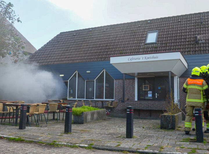 Brandweer bestrijdt brand in een cafetaria aan de Oosterblokker in Oosterblokker, waar zwarte rook uit het afzuigkanaal komt.