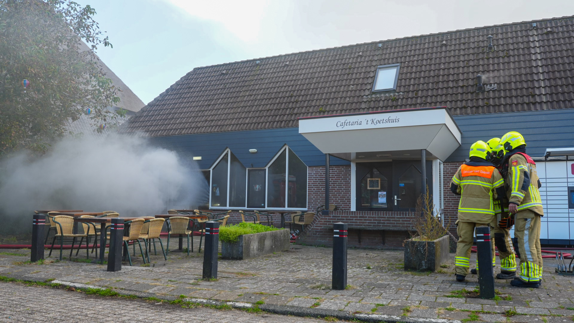 Brandweer bestrijdt brand in een cafetaria aan de Oosterblokker in Oosterblokker, waar zwarte rook uit het afzuigkanaal komt.