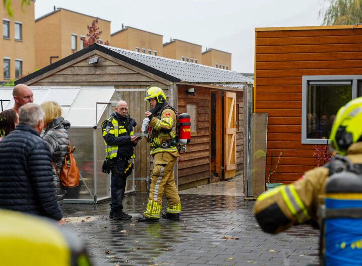 Brandweer blust brand onder een houten overkapping aan het Charlotte van Pallandthof in Hoorn.