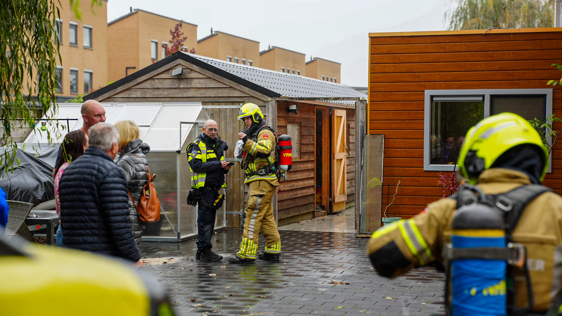 Brandweer blust brand onder een houten overkapping aan het Charlotte van Pallandthof in Hoorn.