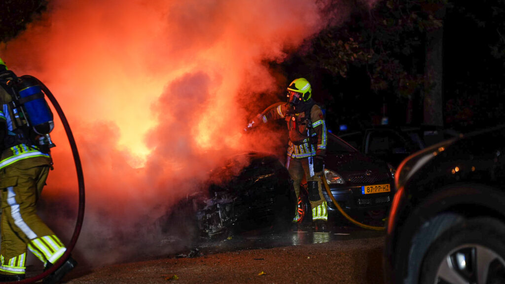 Twee uitgebrande auto's op een parkeerplaats aan de Nieuwe Wal in Hoorn