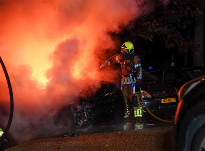 Twee uitgebrande auto's op een parkeerplaats aan de Nieuwe Wal in Hoorn