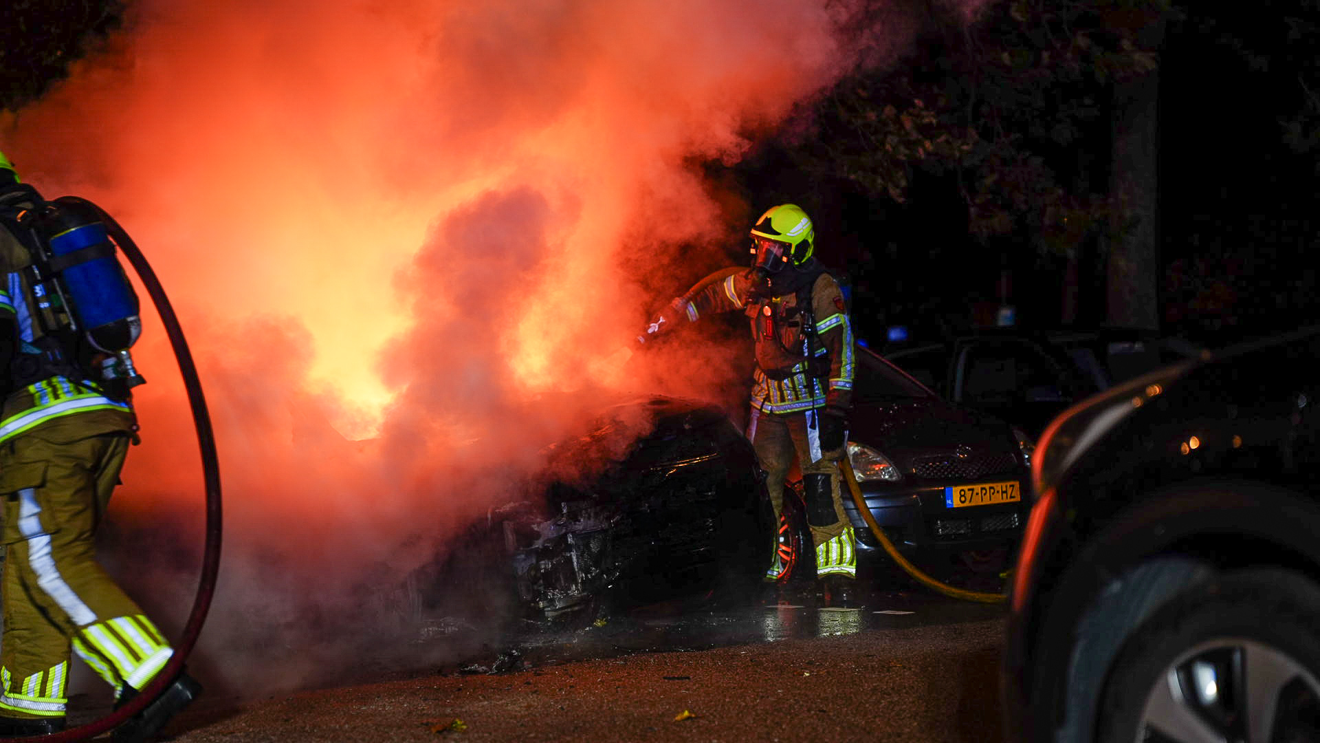 Twee uitgebrande auto's op een parkeerplaats aan de Nieuwe Wal in Hoorn